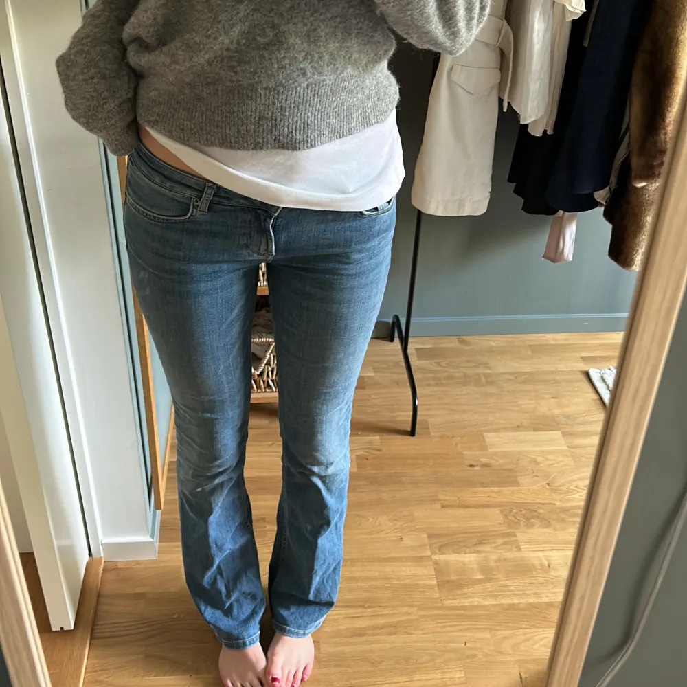 Zara jeans som är lågmidjade och bootcut! Jättesköna💙. Jeans & Byxor.
