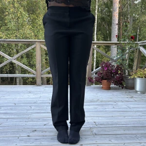Svart low waist kostymbyxor/chinos - Ett par svarta low waist kostymbyxor/chinos🌟