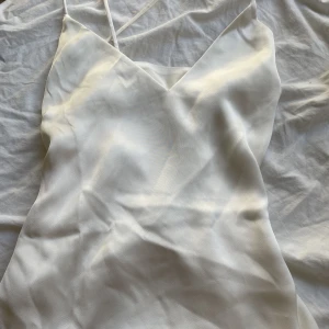 Satin linne  - Jätte fint satin linne från h&m köpte det för några månader sen men använder det inte helt ny med prislapp 