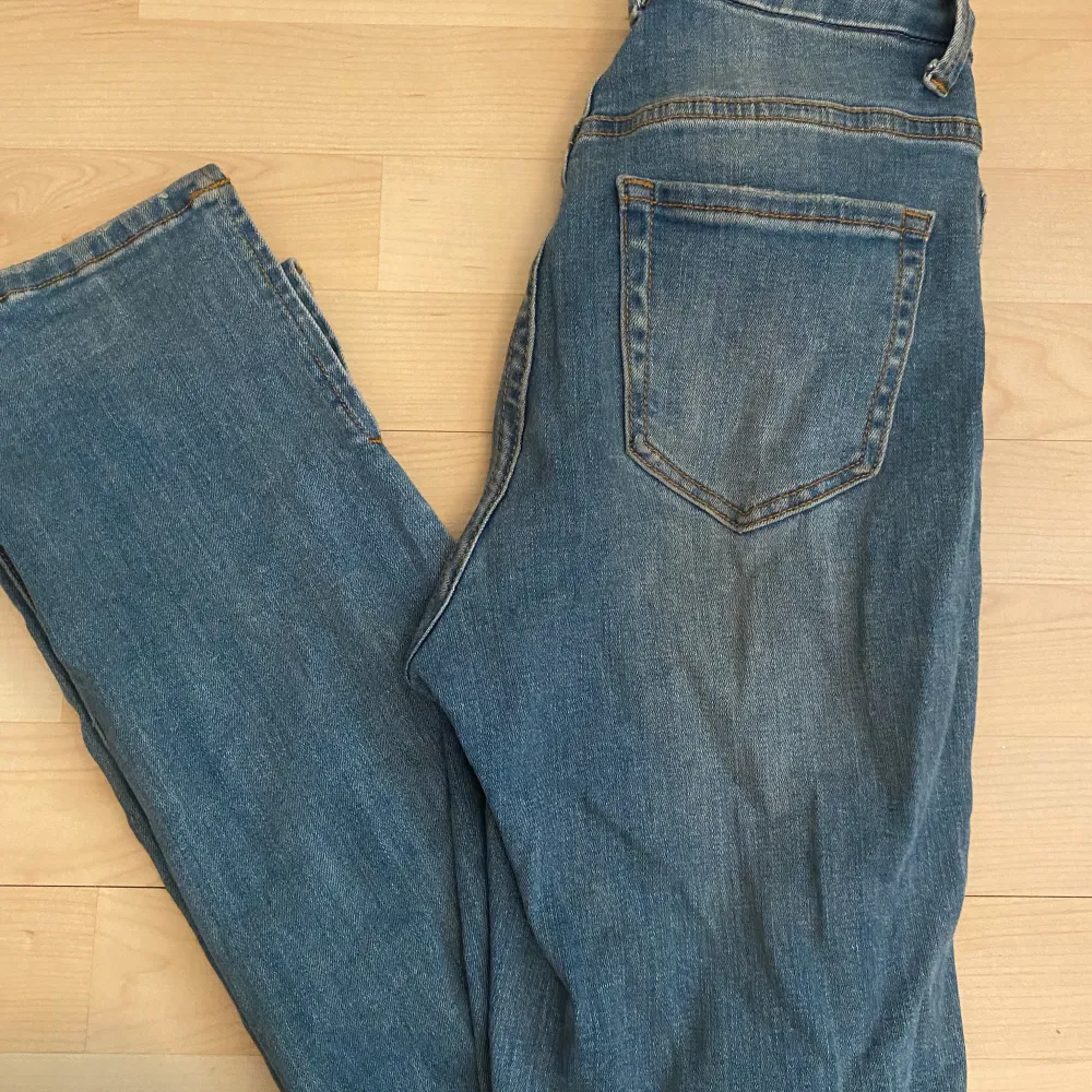 Jeans med tillverkad slitage på knäna från fashion nova. Jeans & Byxor.