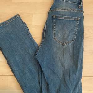Jeans med tillverkad slitage på knäna från fashion nova
