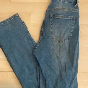 Jeans med tillverkad slitage på knäna från fashion nova