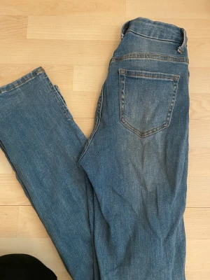 Slitna jeans - Jeans med tillverkad slitage på knäna från fashion nova
