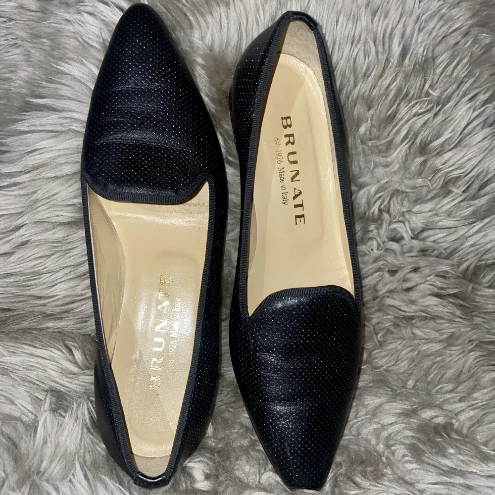Classic Brunate Loafers (Original) - Real leather. Comfortable and Elegant. Good for pants, dresses, autumn and summer wear. Made in Italy. Colour: Black. Great condition. Size is custom 37,5 but I am a 38 and I can wear them easily.. Skor.