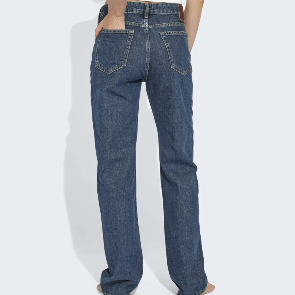 mörkblåa bikbok jeans i modellen low straight 570. nästan helt slutsålda online, nypris: 699 kr. Jeans & Byxor.