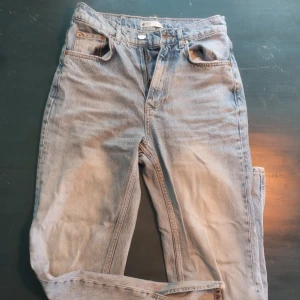 Jeans Gina Tricot  - Jeans från Gina Tricot. Stl 34. I bra skick. Modellen har en liten slits längs ner på benen. Se bild.