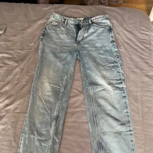 Jeans som är omsydda till midwaist, därav sömmar vid innesluten och vid grenen. Därför betydligt billigare
