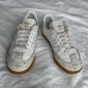 Adidas samba - Adidas skor i den populära modellen samba, innermåttet är 23 cm, passar flera storlekar