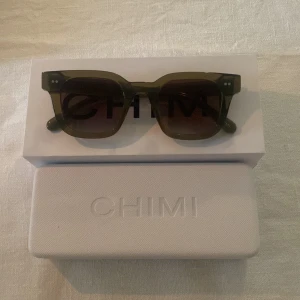 Chimi glasögon - Hej, Jag säljer mina helt nya chimis. Jag har bara provat de ett par fåtal gånger. Riktig snygg färg ( mörkgrön ) Hör av er vid frågor. Kan fraktas. Prutning vid snabb affär.