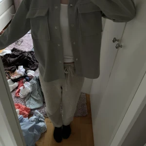 Kappa - Säljer denna jättegulliga japp från Gina tricot! Sparsamt använd och i fint skick. Storlek xxs, men passar även xs och s. Meddela om du har några frågor💓