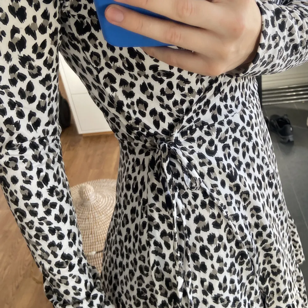 En så skön och fin leopard klänning från hm. Har ett speciell material som gör att den e lite varmare och super mjuk i materialet💞. Klänningar.