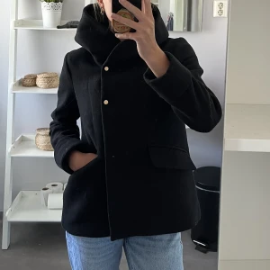 Svart höstjacka / kappa. - Svart kort kappa från Zara, köpt förra hösten, knappt använd men så otroligt fin passform & luvan är fantastisk!!!  Storlek S!  Nypris 900kr 