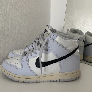 Nike Dunks - Nike Dunks High Aluminium. Köpta i början av sommaren. I begagnat men gott skick🫶🏼