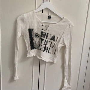 Långärmad - Långärmad vit tröja med coolt märke har bara använt den några få gånger men det är inget som märks 