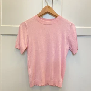 Stickad t-shirt - !INTRESSEKOLL! Tröjan kommer från mango och är ljusrosa, har använt den en gång.