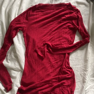 Intimissimi tröja (röd) - Jag säljer min tröja då jag inte finner nån användning längre. Knappast använd, storlek xs/s  Ordinarie pris: 449kr. Obs! Priset går att diskutera!💗💗