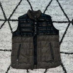 Väst - Perfekt för hösten knappt använd, små fabrikation skador 