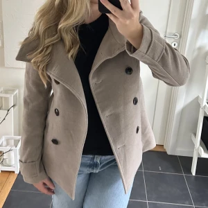 Kort kappa - Super söt kort kappa från hm i stl 36, perfekt till vår och höst✨