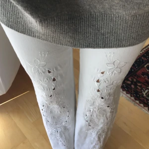Jeans med detalj - Så coola vita lågmidjade jeans med detaljer. Tyvärr för korta för mig, därför jag säljer. Passar någon som är 160-165