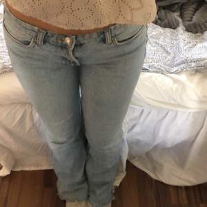 Lågmidjade Zara jeans. det är modellen 1975 low waist! dm vid frågor! pris kan diskuteras 