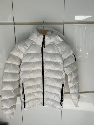 Peak perfomance vinter jacka - Jag säljer en peak performance jacka som är jättevarm och skön inför vintern! Säljer denna jacka eftersom jag har växt ur den. Hör av er om ni är intresserade!!