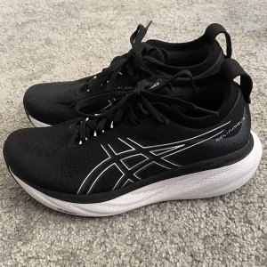 Asics löparskor - Asics Gel Nimbus 25 som är använda en gång och upptäckte då att dom inte passade. Ny pris: 2099 kr. 