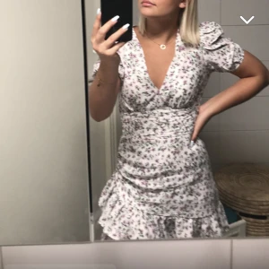 Blommig klänning - Fin sommrig klänning i bra skick, storlek M men sitter som en XS/S 