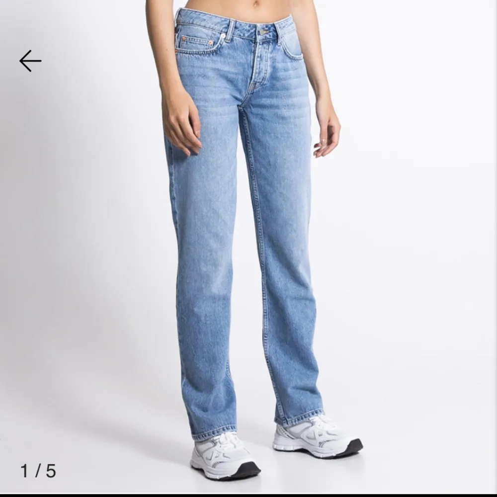 Säljer nu dessa lågmidjade jeans från lager157, Nypris:400kr4. Otroligt snygga och sitter fint på💙. Jeans & Byxor.
