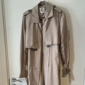 Fin beige trench coat kappa från Gina tricot! Kmr tyvärr inte till användning.