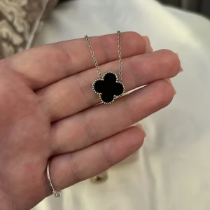 Vancleef halsband - Pirat Vancleef halsband. Använd ca 3 ggr, silver. 