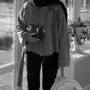 BEIGE TENCHCOAT - beige trenchcoat från junkyard, nyskick