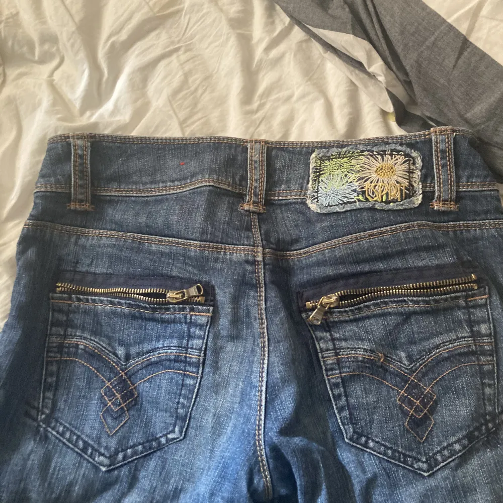 Såååå söta Capri jeans, dom är verkligen så tidigt tvåtusen tal🫶🫶 vacker design, möts upp helst!!. Jeans & Byxor.