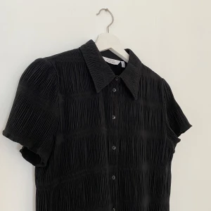 & other stories topp - Svart topp från & Other Stories i strl 40. Knappt använd så i fint skick.  Hämtas i Sundbyberg eller skickas mot fraktkostnad.