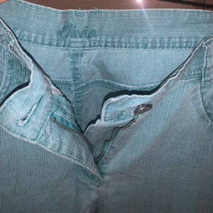 Lågmidjade ljudblåa jeans🌸 - Snygga Lågmidjade jeans. Glittriga detaljer på fickorna. Passar inte mig men superfina🌷Har tyvärr ingen bild på. Osäker på strl men ca M-L