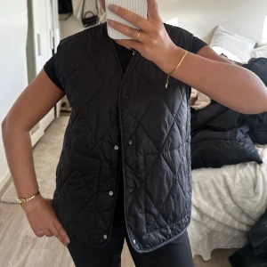 QULITAD VÄST - quiltad tunn dunväst från hm, använd 1 gång 