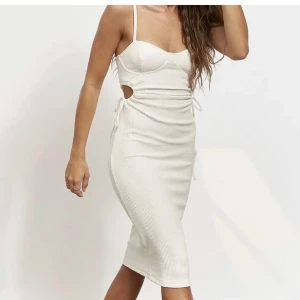 Hanna schönberg  - Säljer denna superfina klänningen från hanna schönbergs kollektion med nakd😍använd fåtal gånger så i bra skick💗stl XS