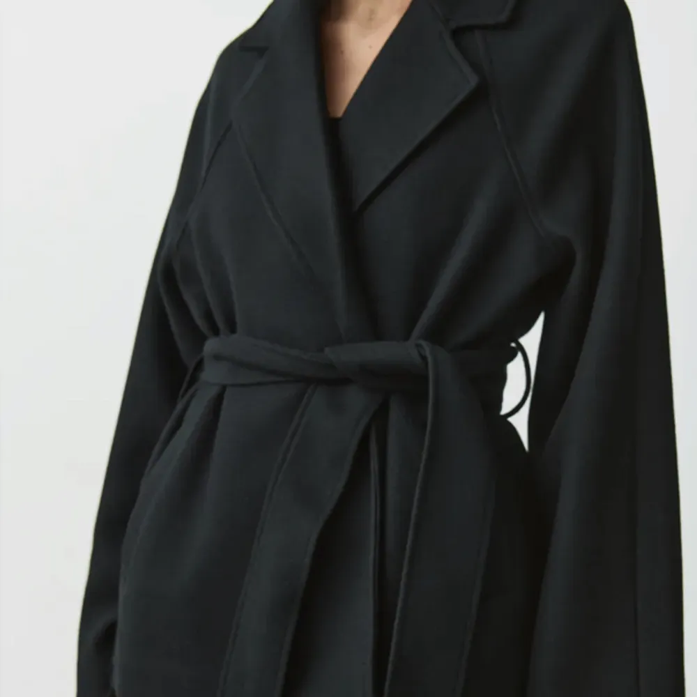 En svart fin kappa har använts 2 ggr o säljer den för att det inte riktigt är min stil. Jackor.