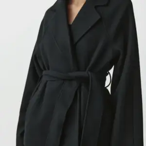 En svart fin kappa har använts 2 ggr o säljer den för att det inte riktigt är min stil