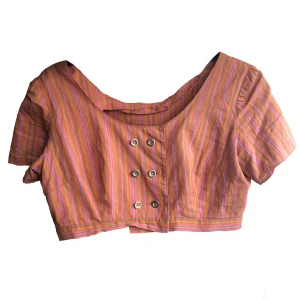 Retro croptopp - Fin handgjord retro croptopp hittad på second hand. Västliknande, går att ha öppen också. orange-rosa-grön-blå-randig. I sista bilden kan jag inte knäppa den helt då den är lite liten (xs) ig - @thrifty.sthlm