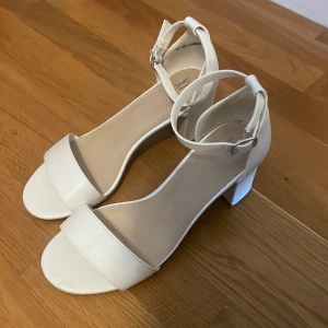 Vita klackskor - Vita klackskor från XIT med ca 6 cm klack som är lite tjockare, så de är bekväma att gå i🤗 De är stl 37 men passar mig som har stl 39. Allt ska bort så pris kan diskuteras💗