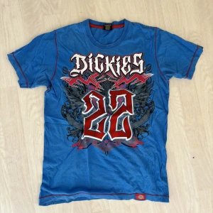 Og dickes tisha - Ganska rare dickies tröja ja köpte på min lokala second hand affär. Storlek M och passar som M. Som vanligt skriv ifall du har frågor om något.  Obs: trycket är lite sprucket på vissa ställen.
