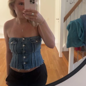 Jeanskorsett - Korsett i jeans material från zara. Säljer då jag ej använder den mer. Tveka inte att höra av dig!💞