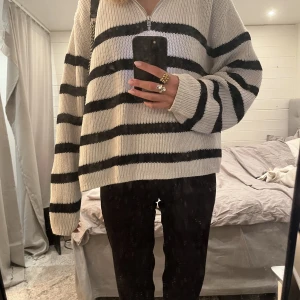 Tröja - Stickad randig tröja från Lindex! Knappt använd så i nyskick 😊 nypris 599kr 😋 storlek L men passar mig som egentligen har xs/s