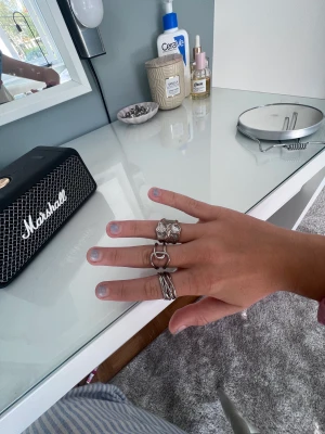 Ringar  - Säljer dessa ringar 12kr per styck! För att dom har blivit lite rostiga men dom är fortfarande fina, eller den ringen som är lite större är ganska rostig men dom andra är inte så rostiga. Dom är också justerbara!❤️