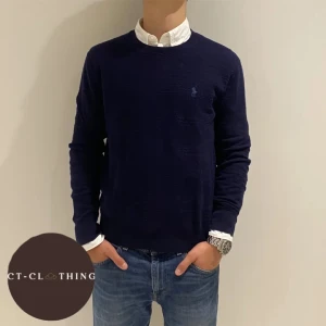 Tröja Ralph Lauren - Snygg och trendig ralphlauren tröja, tunn i materialet och sjukt skön. Modellen är 177 och 65kg. Hör av er vid frågor!🟫