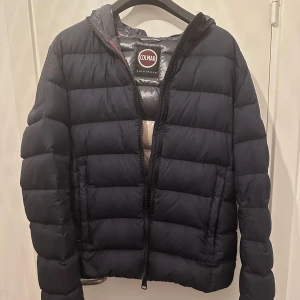 Colmar vinterjacka  - Säljer min Colmar vinterjacka som är i mycket bra skick. Galge och tag medföljer. Jackan passar small-medium