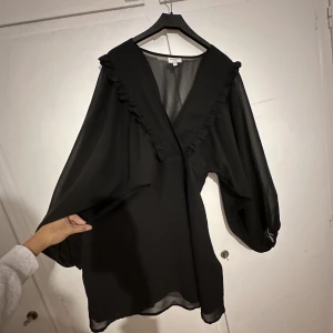 Superfin klänning - Superfin fjärilklänning från NAKD