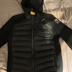 Para jumper jacka - Säljer nu min para jumper jacka i storlek Y-M passar storlek S och XS. Köpte från hemsidan för 4500, har använt den några gånger men säljer pågrund av att den inte kommer till användning. Den är som ny och inte sönder någon stans. Säljer nu för 2000 men pris kan diskuteras 💞💞💞💞💞💞