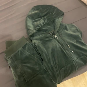 Juicy couture set - Storlek XS, Använt Max 3 gånger pga jag hade behövt en storlek störrre. Finns inga märken, skador osv.  Pris kan diskuteras vid snabb affär.