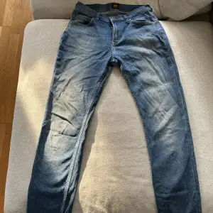 Lee jeans i storlek 29/32. Modellen heter Rider. Jeansen har lite spår av slitage men inget märkvärdigt. Utöver det är jeansen i bra skick.